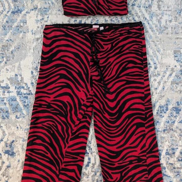 Victoria' Secret Pajama Set in Size XS - Red and Black Zebra Print - Picture 4 of 13